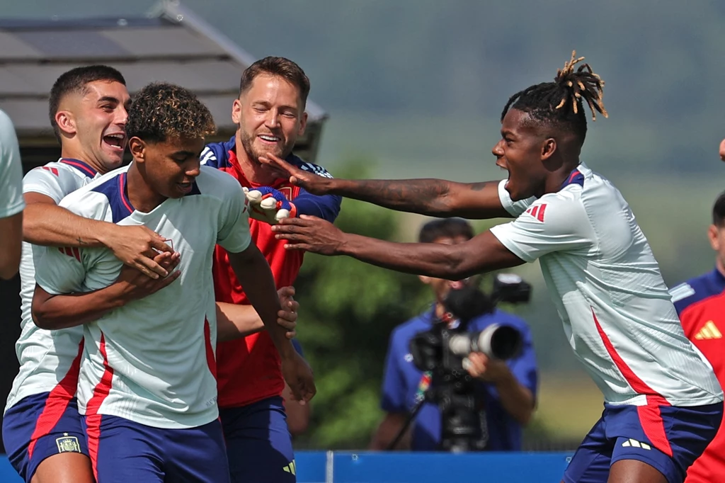 Lamine Yamal, trzymany przez kolegów, i Nico Williams Lamine Yamal, trzymany przez kolegów, i Nico Williams