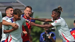 Lamine Yamal, trzymany przez kolegów, i Nico Williams