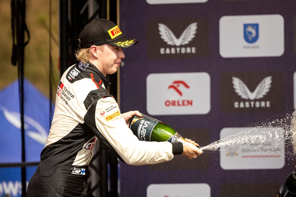 Kalle Rovanpera celebrujący triumf w Rajdzie Polski Kalle Rovanpera celebrujący triumf w Rajdzie Polski