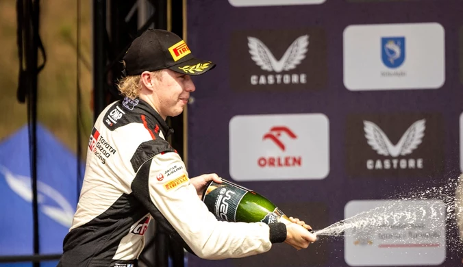 Kalle Rovanpera celebrujący triumf w Rajdzie Polski