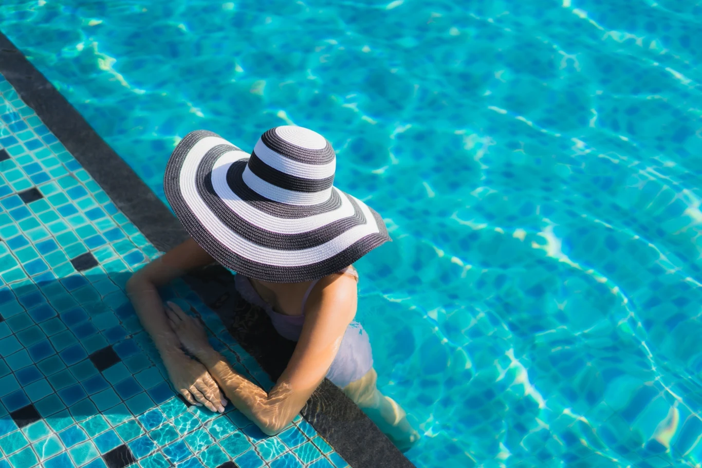 Przed wejściem do basenu w trakcie upałów, należy wcześniej przygotować organizm na niższą tempertaurę wody