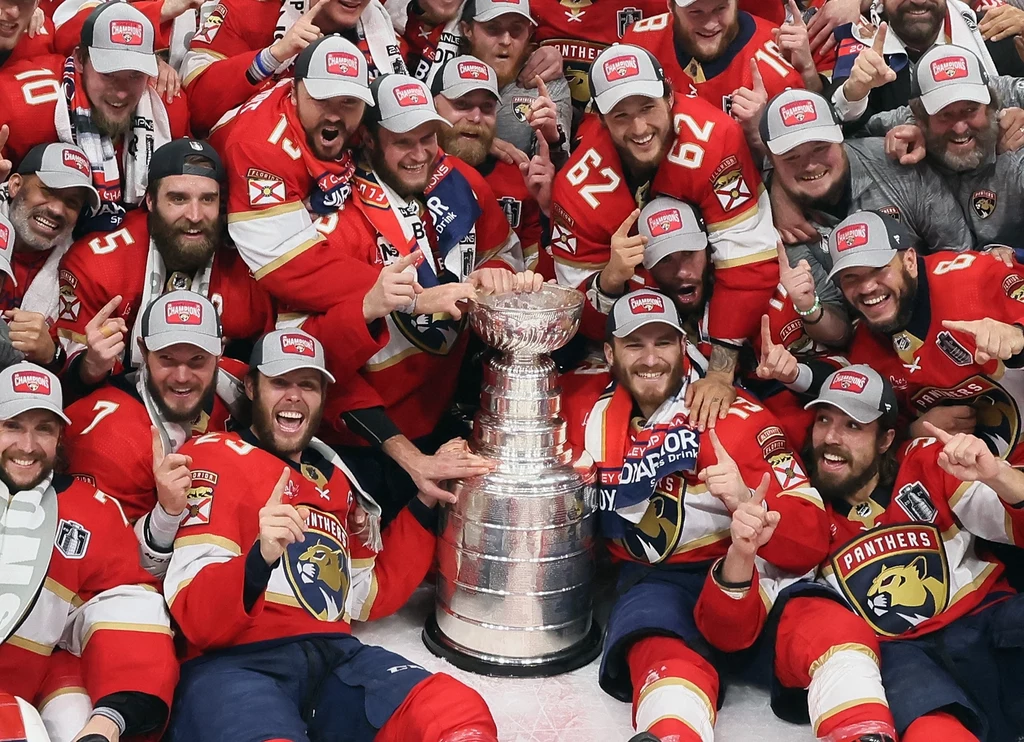 Hokeiści Florida Panthers z Pucharem Stanleya Hokeiści Florida Panthers z Pucharem Stanleya