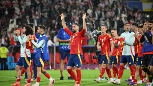 Hiszpanie celebrujący awans do ćwierćfinału Euro 2024