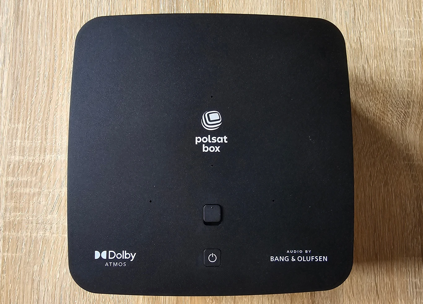 Polsat Soundbox ma wbudowane cztery głośniki i waży około kilograma. Polsat Soundbox ma wbudowane cztery głośniki i waży około kilograma.