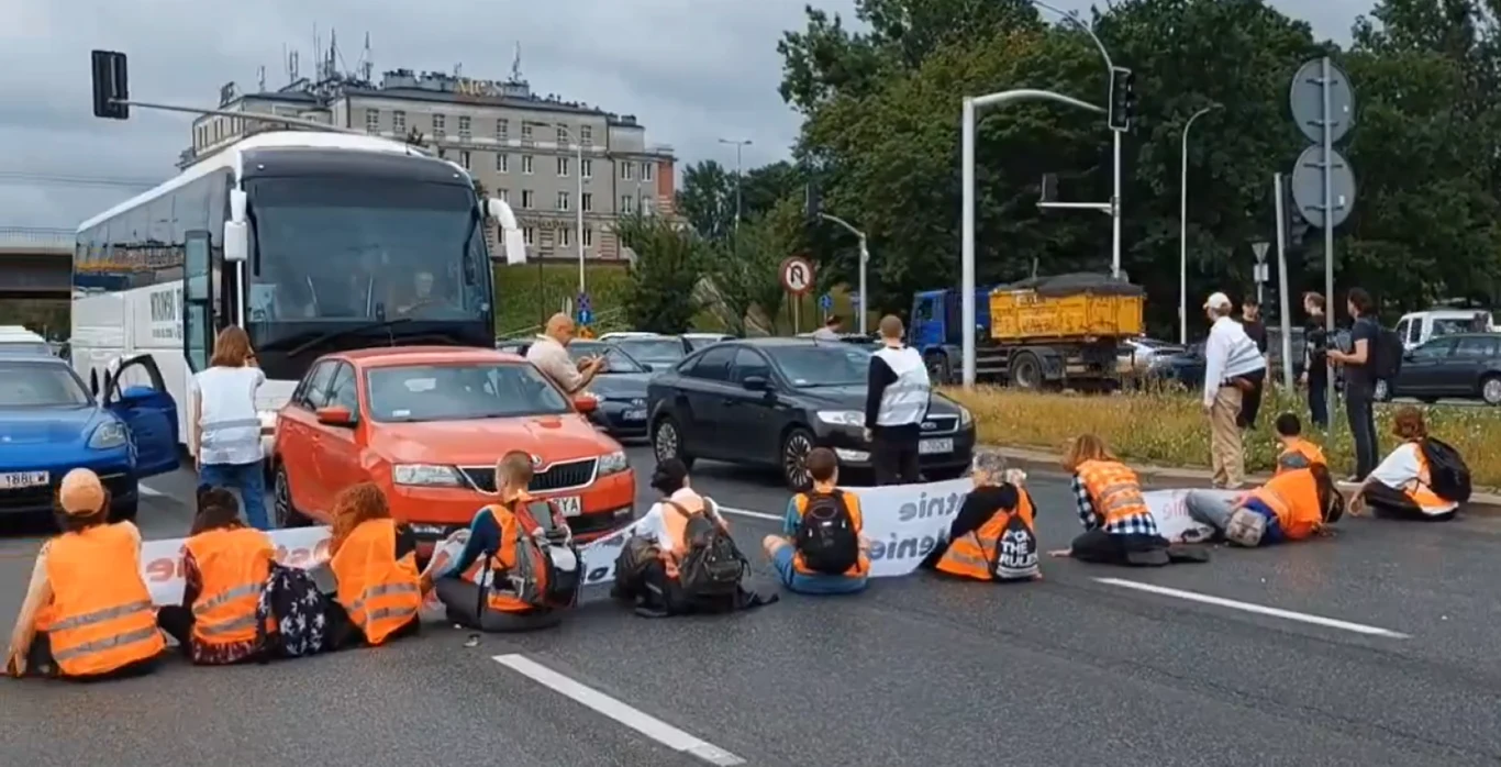 Aktywiści Ostatniego Pokolenia blokują Wisłostradę Aktywiści Ostatniego Pokolenia blokują Wisłostradę