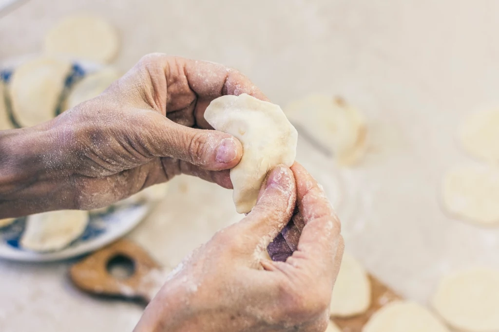 Farsz do świętokrzyskich pierogów drągołów składa się z bobu, cebuli i czosnku