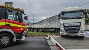 Ożarów Mazowiecki. Pociąg osobowy zderzył się z tirem