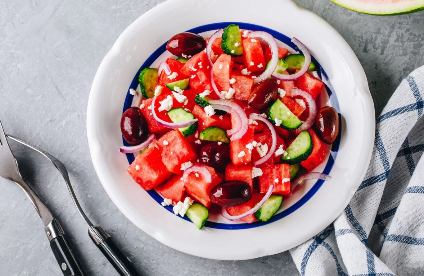 W trakcie upałów warto jeść surówki z konkretnych owoców i warzyw W trakcie upałów warto jeść surówki z konkretnych owoców i warzyw