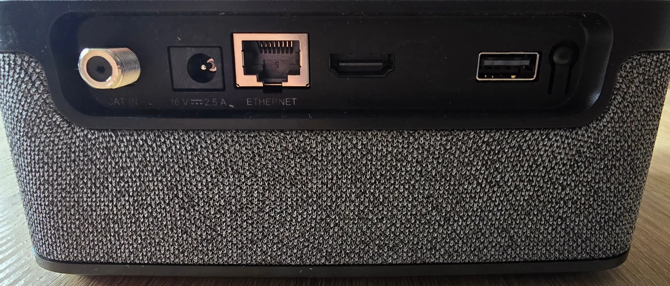 Tylny panel dekodera Polsat Soundbox 4K. Tylny panel dekodera Polsat Soundbox 4K.