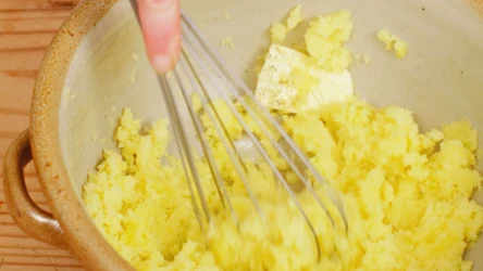 Ziemniaki są niedrogie i bardzo zdrowe, ale nie należy łączyć ich z niektórymi produktami.