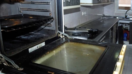 Piekarnik łatwo wyczyścisz za pomocą wody i soku z cytryny