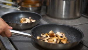 Nie możesz domyć przypalonej patelni? Zastosuj trik z reklamówką, reszta zrobi się sama