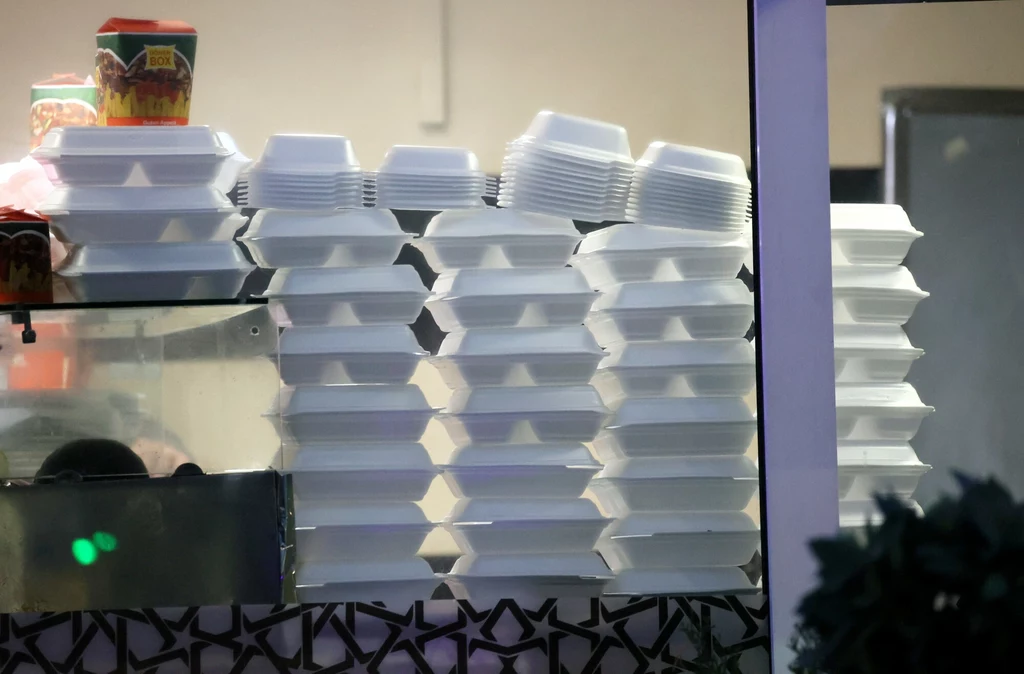 Duże zmiany w sprzedawaniu żywności na wynos. Sprzedawcy muszą oferować swoim klientom alternatywne dla plastiku opakowanie 