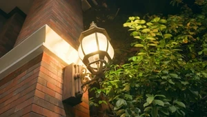 Lampa od sąsiada przeszkadza ci spać? W rozmowie powołaj się na jeden przepis