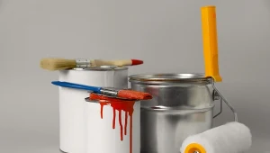 Malowałeś mieszkanie? Sprawdź, gdzie wyrzucić wiaderka i puszki po farbie, nim popełnisz błąd