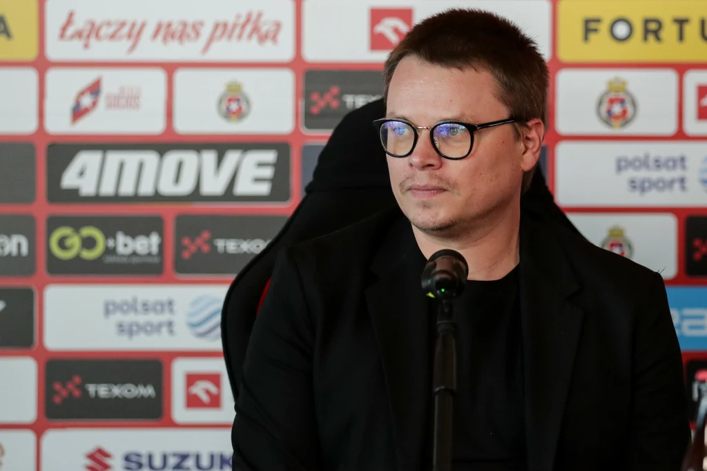 Jarosław Królewski ponownie przemówił w sprawie zakazu transferowego dla Wisły Kraków Jarosław Królewski ponownie przemówił w sprawie zakazu transferowego dla Wisły Kraków