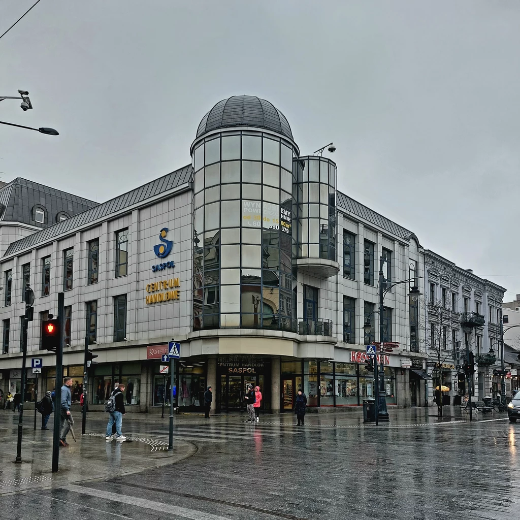 Jedno z pierwszych centrów handlowych w Łodzi trafiło na sprzedaż. Zainteresowany musi wyłożyć 15 mln zł. Źródło: By Mafo - Own work, CC BY 4.0