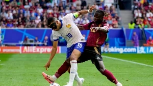 Kylian Mbappe walczy z Jeremym Doku