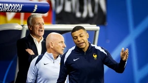 Kylian Mbappe, w tle Didier Deschamps