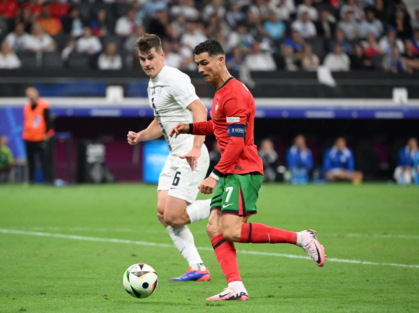 Cristiano Ronaldo w meczu ze Słowenią Cristiano Ronaldo w meczu ze Słowenią