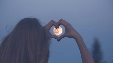 Kto ma szansę odnaleźć miłość w styczniu? Kilka znaków zodiaku spotka na swojej drodze wyjątkowe osoby. 