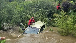 Wezbrany potok porwał samochód. Tragedia na Podkarpaciu