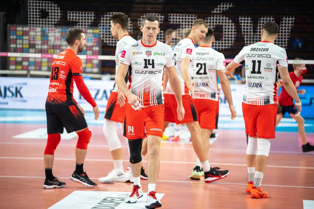 Rafał Buszek (z numerem 14) w barwach Resovii Rzeszów Rafał Buszek (z numerem 14) w barwach Resovii Rzeszów