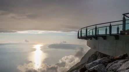 Skywalk Biokovo to spektakularny, szklany taras, który spodoba się fanom mocnych wrażeń. Piękne krajobrazy na pewno na długo zostaną w pamięci. 