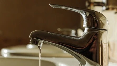 Dlaczego ciepła woda z kranu wolno płynie? 