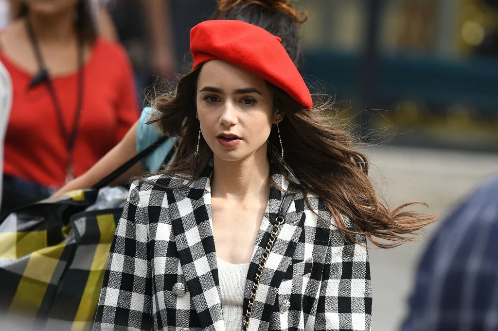 Lily Collins na planie serialu "Emily w Paryżu" 