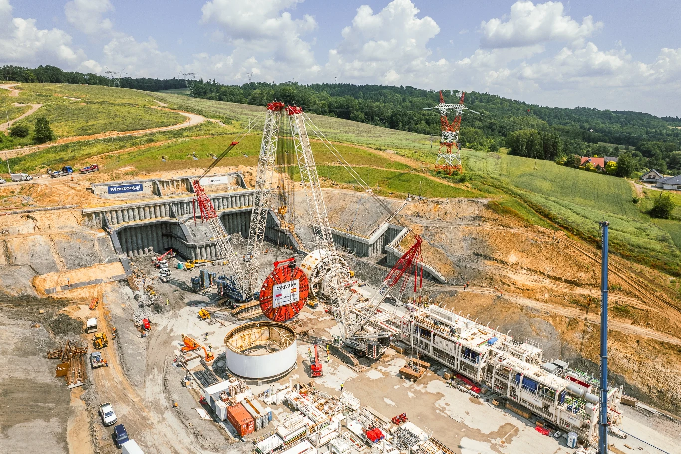 Zadaniem Karpatki będzie wydrążenie tunelu o długości 2255 m. W trakcie prac urządzenie będzie jednocześnie układało jego obudowę. Zadaniem Karpatki będzie wydrążenie tunelu o długości 2255 m. W trakcie prac urządzenie będzie jednocześnie układało jego obudowę.