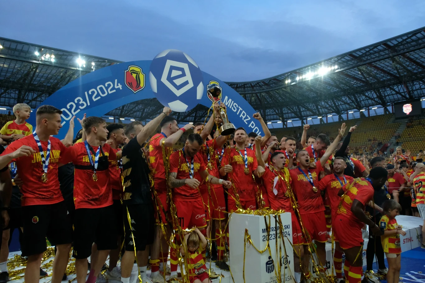 Po tytule mistrza Polski z ubiegłego roku piłkarze Jagiellonii Białystok liczą na kolejne trofeum w klubowej gablocie. Po tytule mistrza Polski z ubiegłego roku piłkarze Jagiellonii Białystok liczą na kolejne trofeum w klubowej gablocie.