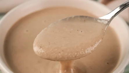 Tahini, czyli pasta sezamowa, to produkt, który nadaje się nie tylko do smarowania kanapek. Jest też świetnym dodatkiem do kawy