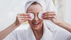 Zapomnij o opuchniętych i zaczerwienionych oczach. Ten domowy sposób przywróci blask spojrzeniu