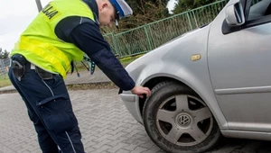 Policjanci sprawdzają oznaczenia na oponach. Rzut oka i już wypisują mandat