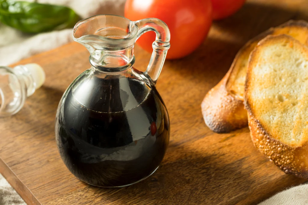 Ocet balsamiczny to jeden z najzdrowszych octów. Łagodzi infekcje, pomaga schudnąć, kontroluje apetyt Ocet balsamiczny to jeden z najzdrowszych octów. Łagodzi infekcje, pomaga schudnąć, kontroluje apetyt