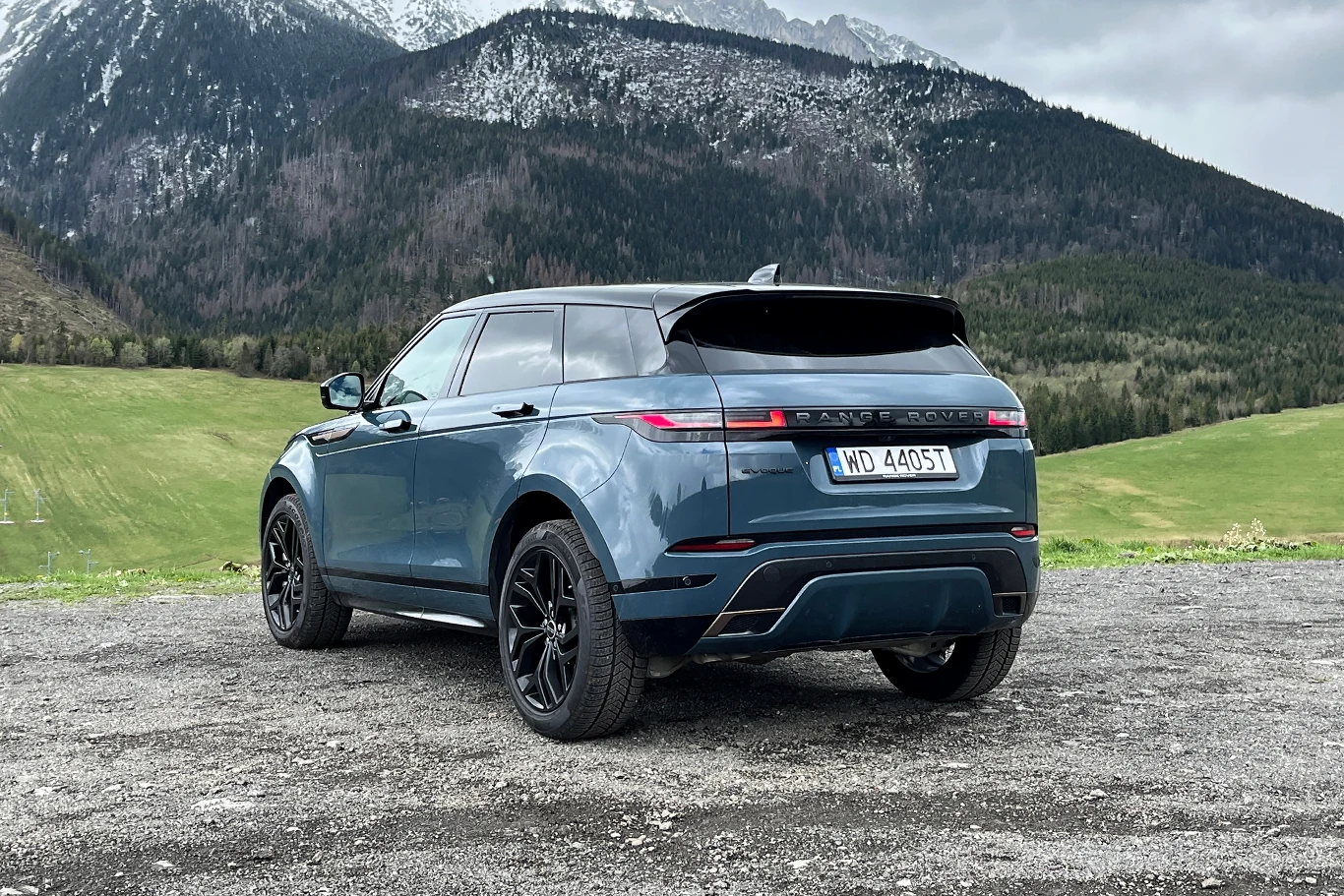 Tylne lampy doczekały się dyskretnych zmian w sygnaturze świetlnej. 