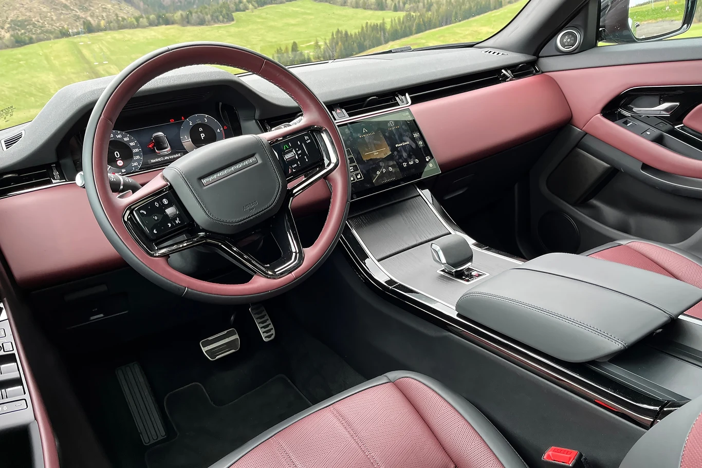 Z konsoli środkowej zniknęły dwa charakterystyczne wyświetlacze, zastąpione większym ekranem dotykowym.