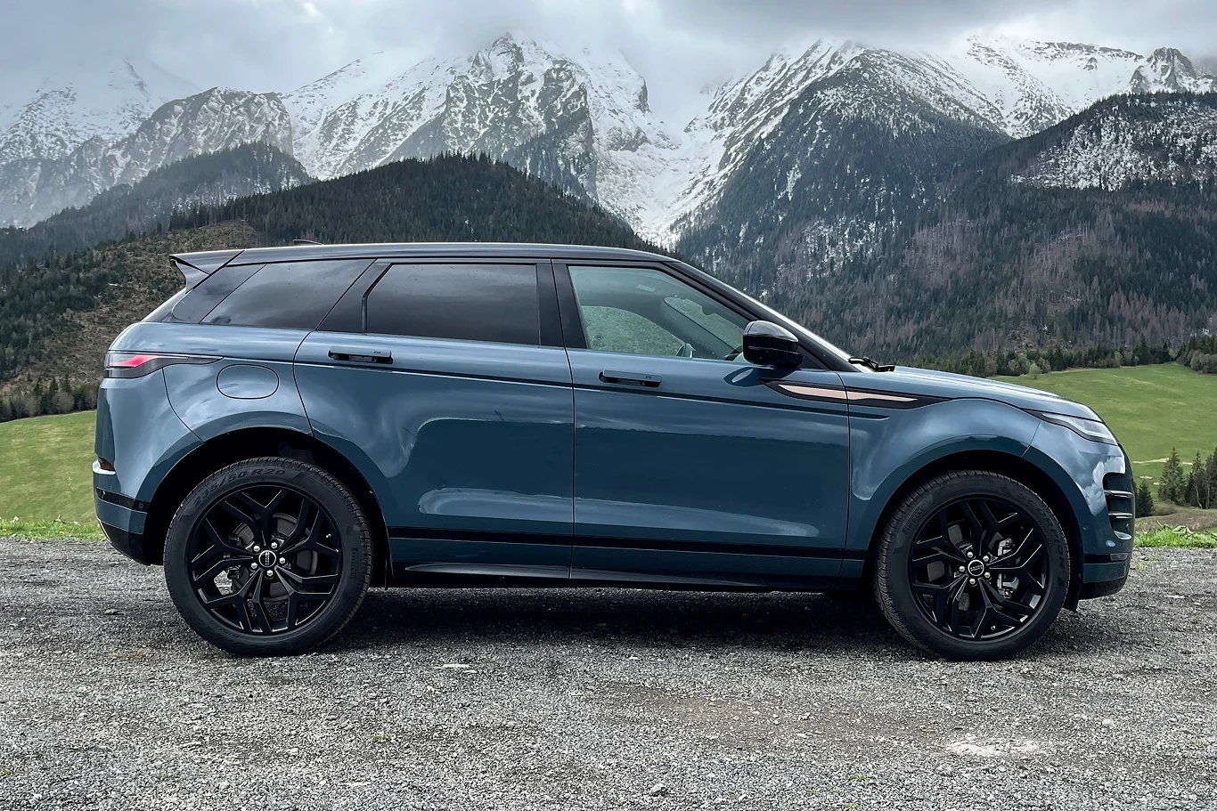 Evoque mierzy 437 cm długości, 210 cm szerokości oraz 165 cm wysokości.