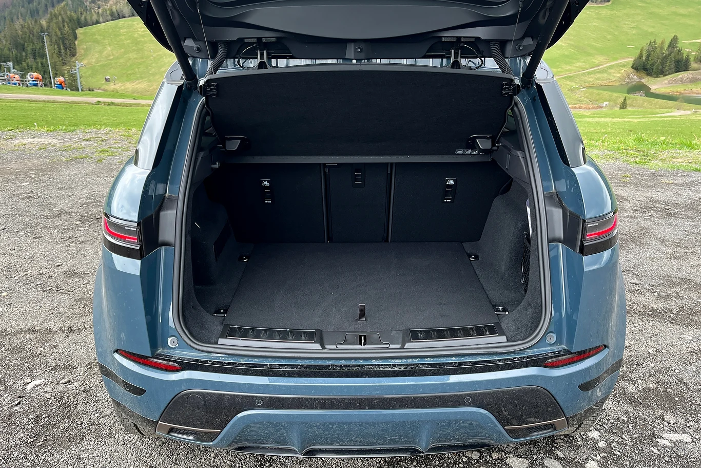 Bazowa pojemność bagażnika wynosi 591 litrów.