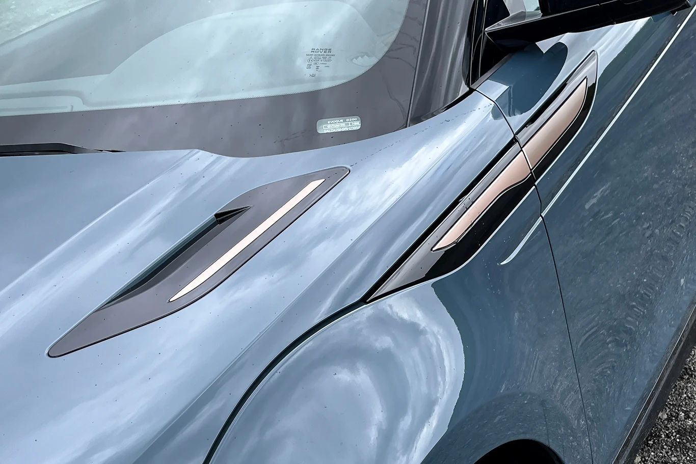 Listwy ozdobne to nawiązanie do większego Velara. Prezentują się świetnie. 