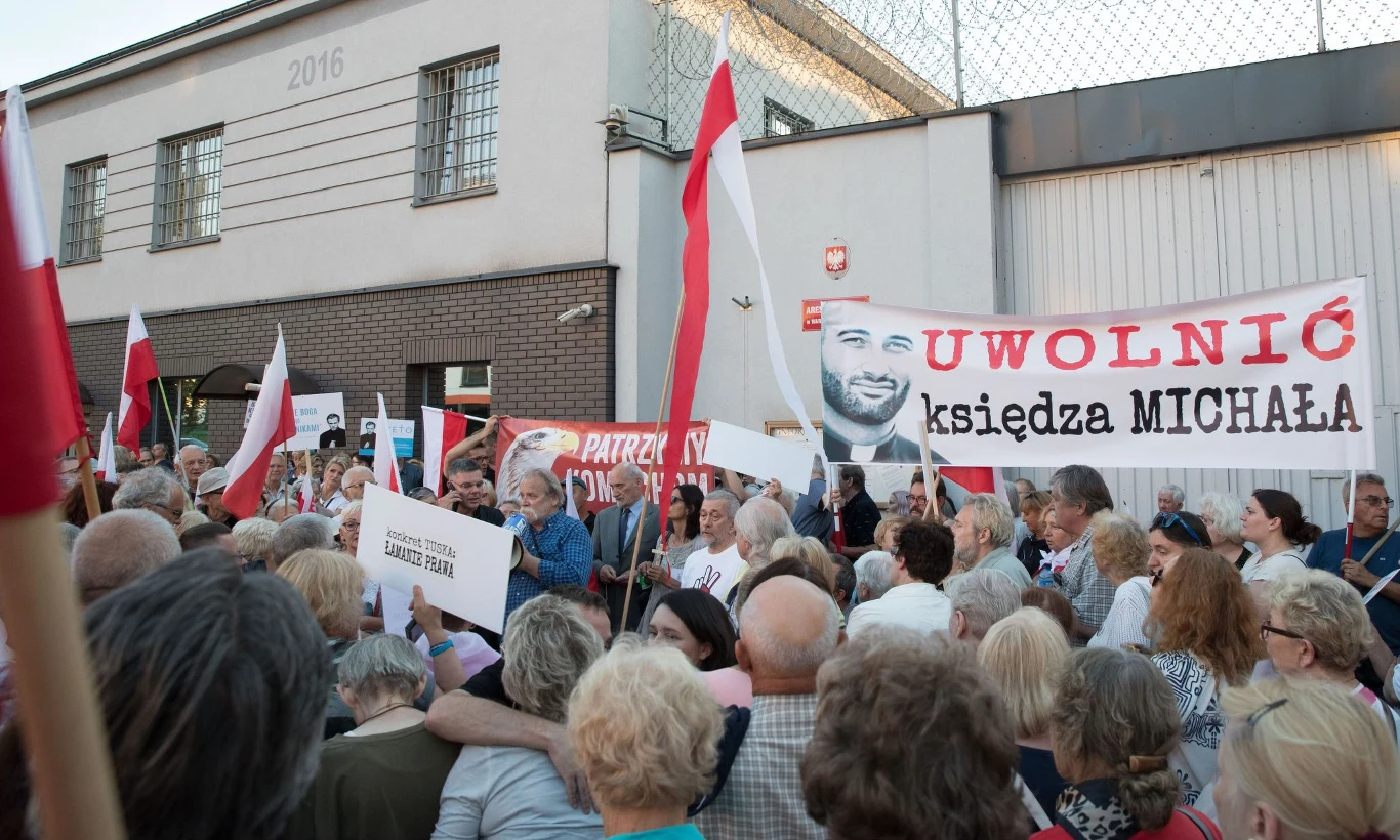 Pikieta przed aresztem śledczym, gdzie przebywa zatrzymany ksiądz Michał Olszewski Pikieta przed aresztem śledczym, gdzie przebywa zatrzymany ksiądz Michał Olszewski