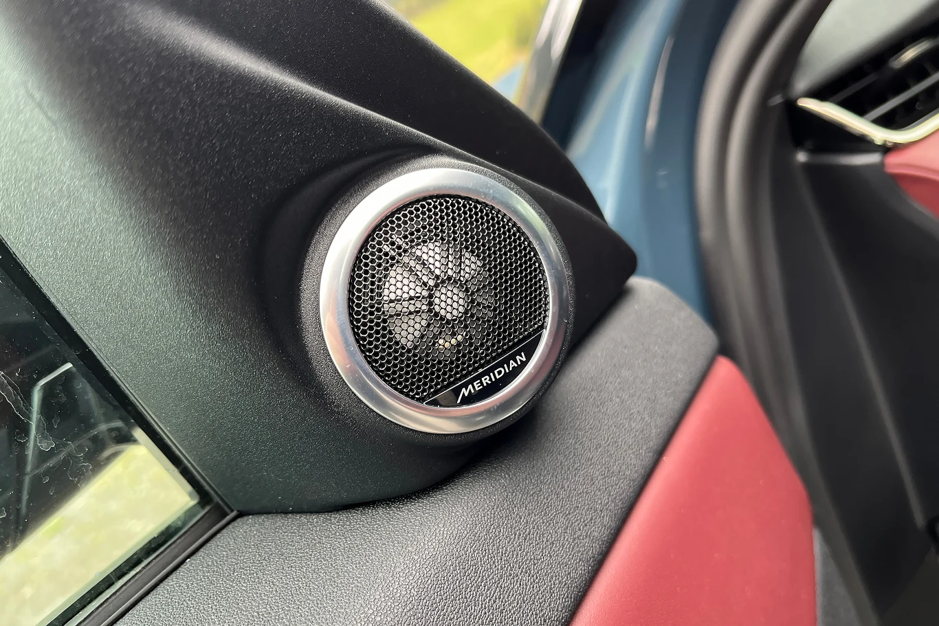 Największą wadą jest cena. W zamian otrzymujemy jednak m.in. system audio Meridian. 