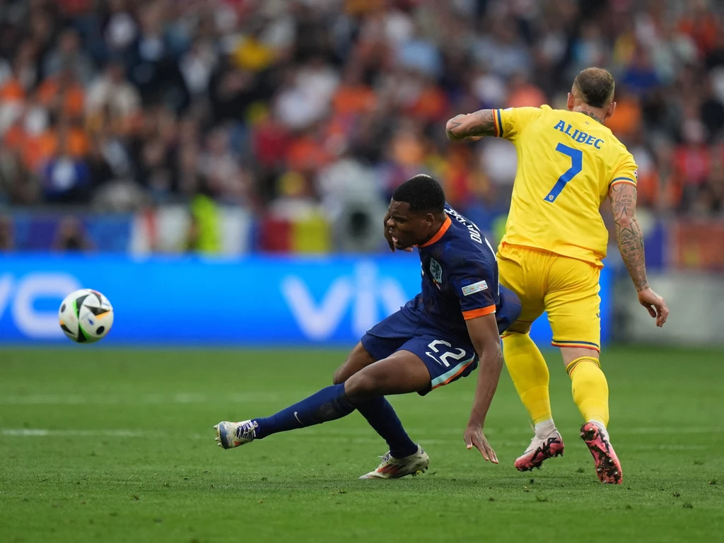 Starcie Denis Alibec - Denzel Dumfries na Euro 2024
