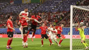 Merih Demiral zdobył dwie bramki dla Turcji po rożnych