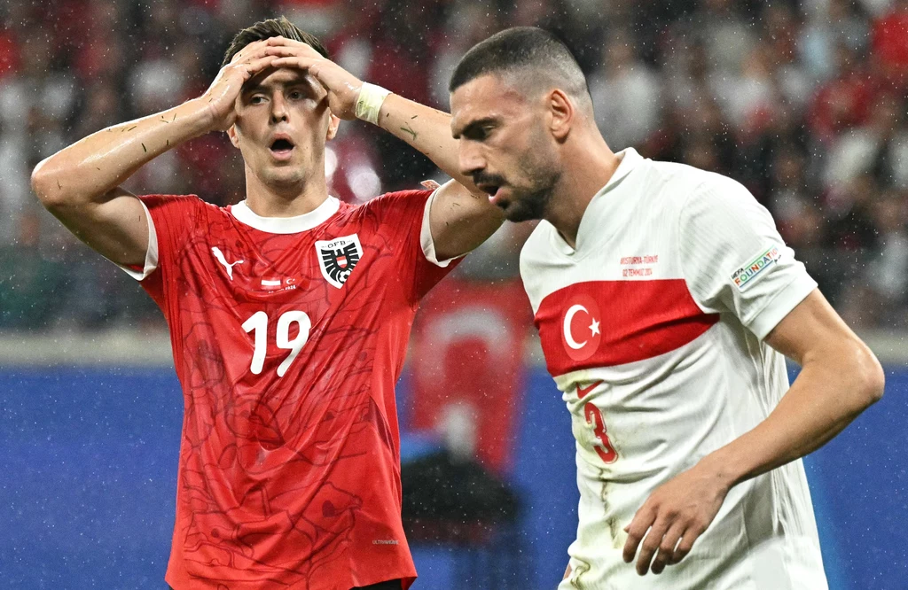 Euro 2024. Merih Demiral (z prawej) sprawiał rywalom spore kłopoty podczas meczu Austria - Turcja, natomiast po końcowym gwizdku mówiło się nie tylko o jego umiejętnościach piłkarskich... Euro 2024. Merih Demiral (z prawej) sprawiał rywalom spore kłopoty podczas meczu Austria - Turcja, natomiast po końcowym gwizdku mówiło się nie tylko o jego umiejętnościach piłkarskich...