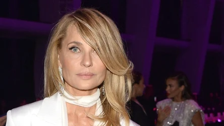 Aneta Kręglicka założyła długą, jeansową spódnicę, która jest hitem sezonu.