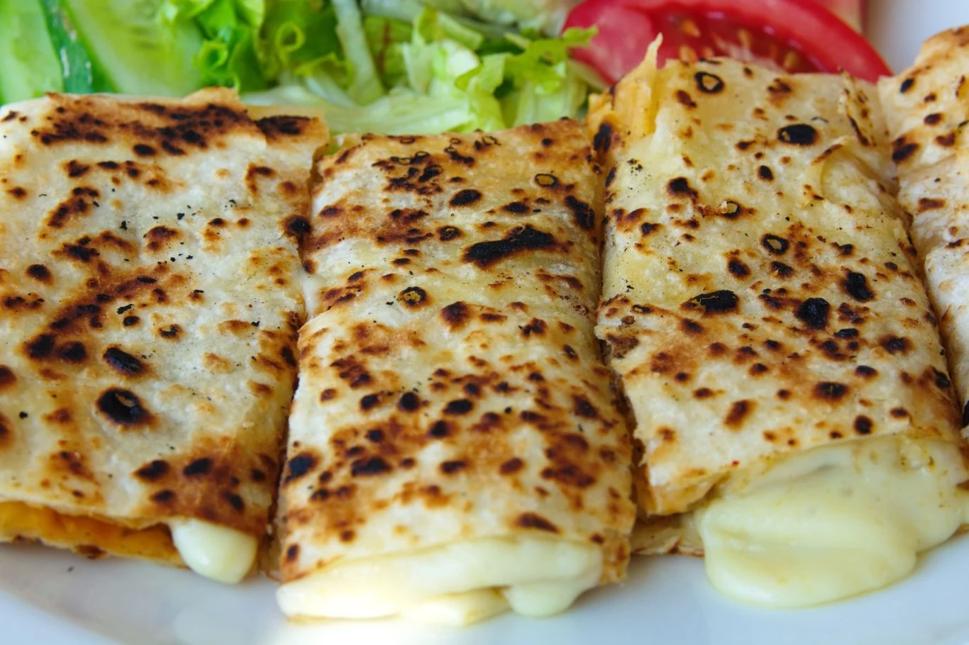 Gozleme to pikantny faszerowany placek z Turcji Gozleme to pikantny faszerowany placek z Turcji