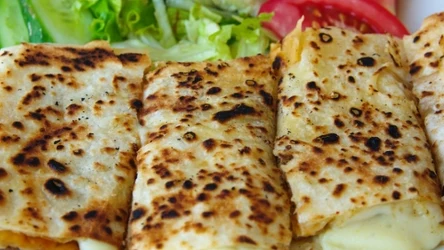 Gozleme to pikantny faszerowany placek z Turcji