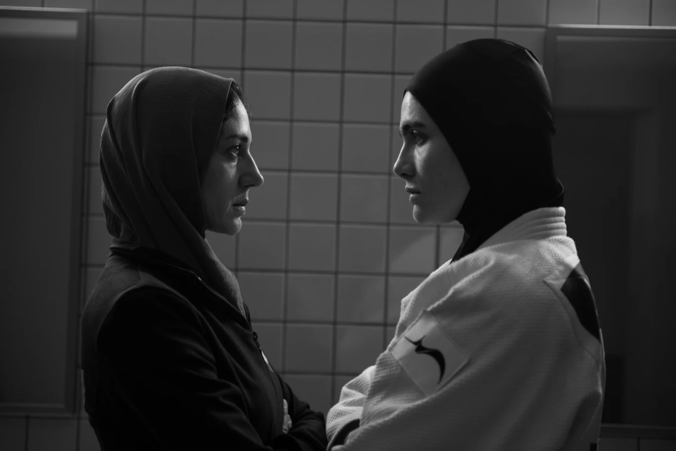 Zar Amir Ebrahimi i Arienne Mandi w scenie z "Tatami" Zar Amir Ebrahimi i Arienne Mandi w scenie z "Tatami"